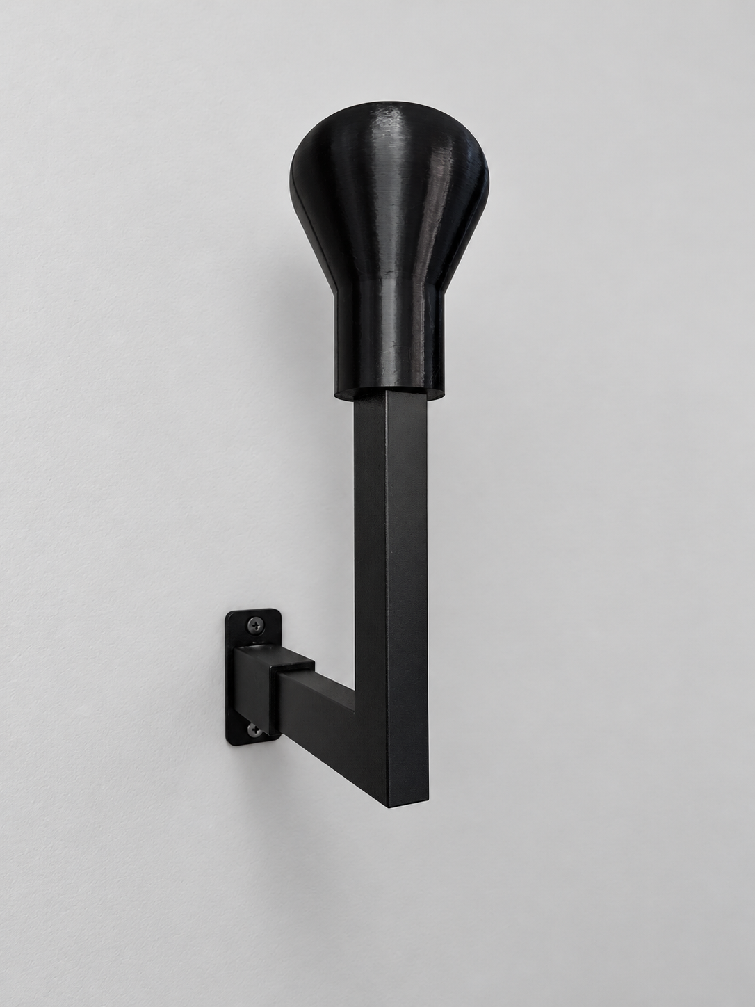 Universal Wall-Mounted Helmet Display Holder – 3D Printed Helmet Stand for Cosplay & Collectiblesl